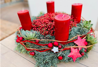 Adventskranz-rot-Sukkulenten-dekoriert-klassisch-Bonn.jpg Adventskranz-rot-Sukkulenten-dekoriert-klassisch-Bonn.jpg