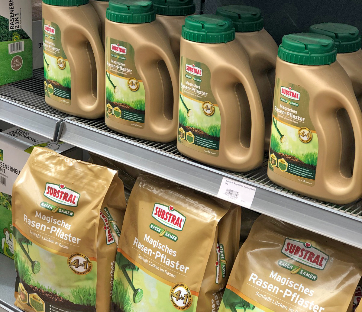 SUBSTRAL® Magische Rasen-Pflaster in einem Regal